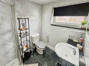 Shower room- click for photo gallery